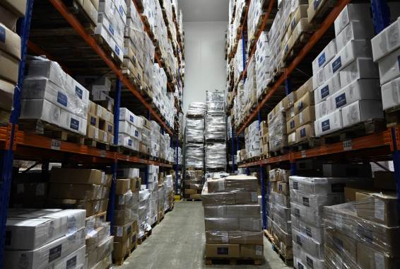 Imagem de cliente em super mercado olhando para produtos da Noronha Alimentos em um freezer