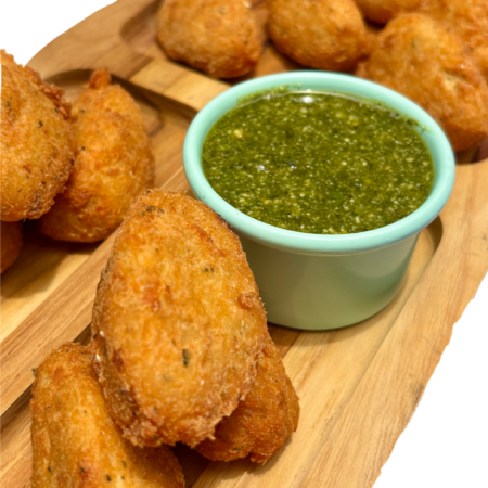 Bolinho de Bacalhau com Molho Pesto